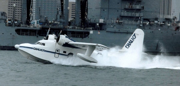  Hidroavião anfíbio com casco Grumman G-111 Albatross pousando. 